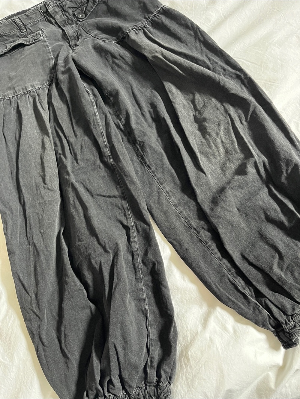We The Free Lotus Balloon Jeans in charcoal black adjustable leg opening - Picture 4 of 6